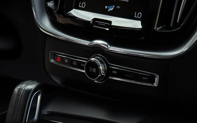 Volvo XC 60 cena 109899 przebieg: 221500, rok produkcji 2020 z Pobiedziska małe 781
